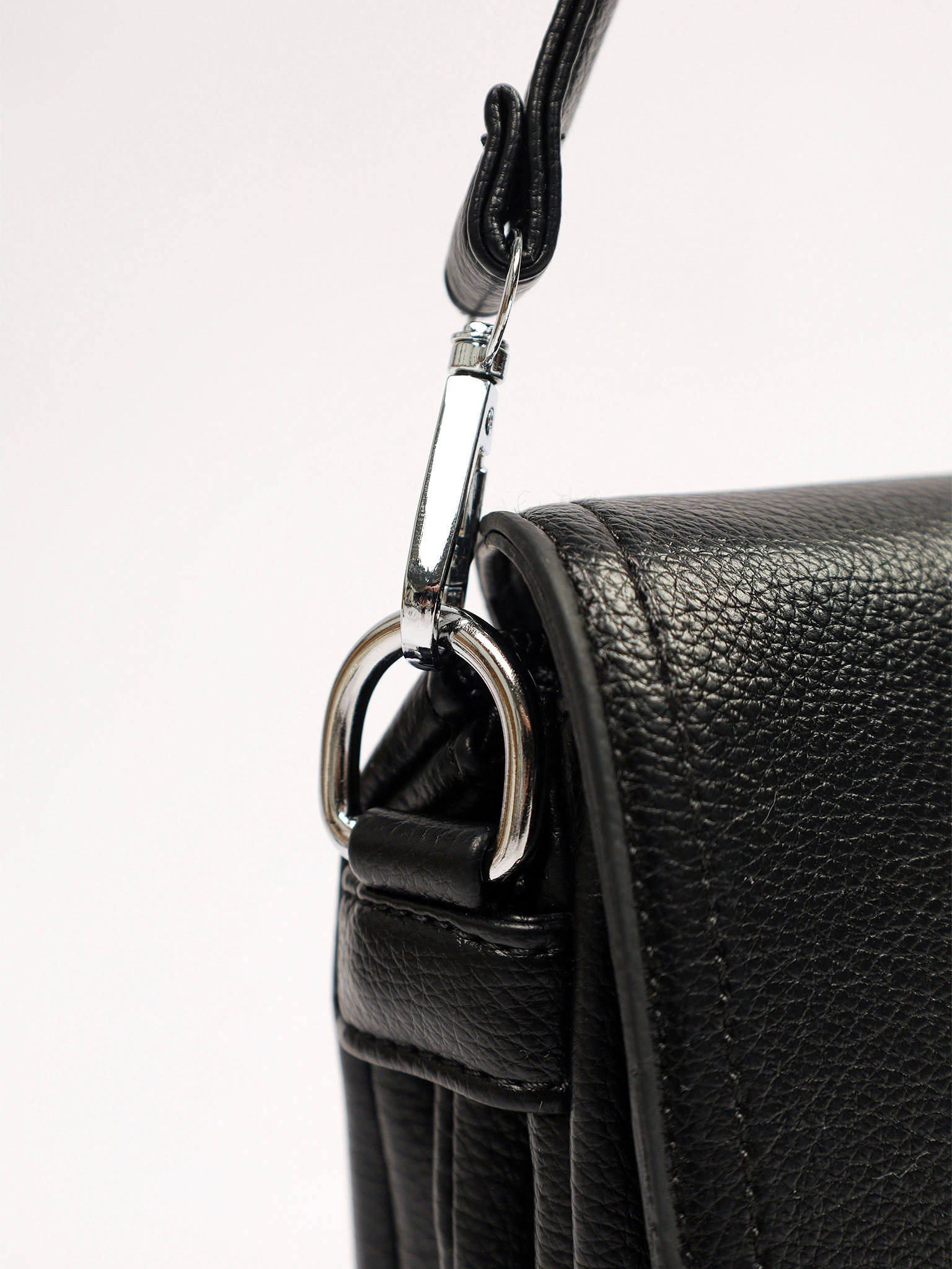 Сумка-кроссбоди со съемной ручкой и декоративными пуллерами в ассортименте